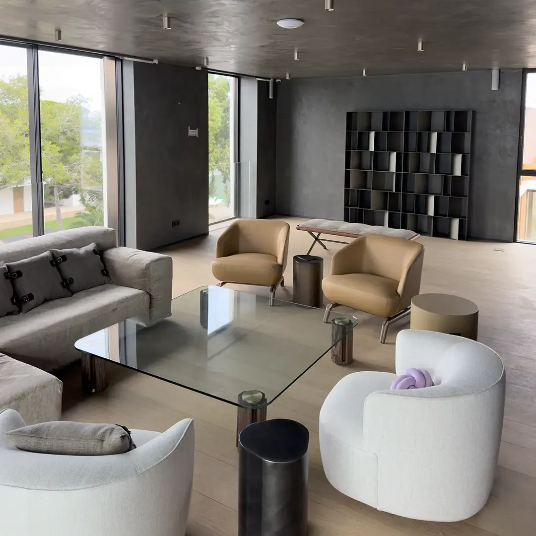 A living room with a seamless Microcemento® floor